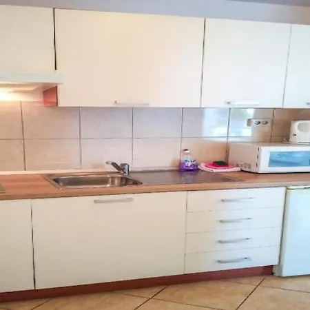 - Comfort One Bedroom H5 ルンバルダ
