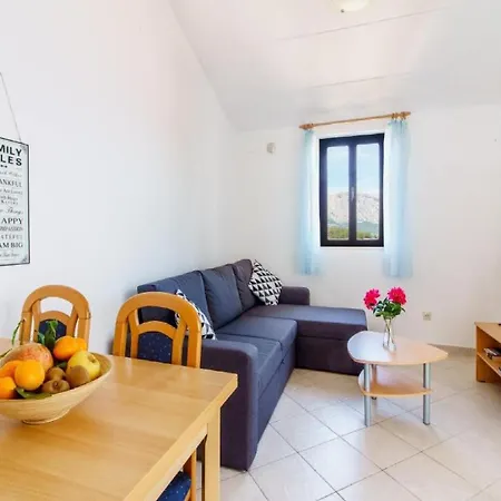 - Comfort One Bedroom H5 ルンバルダ