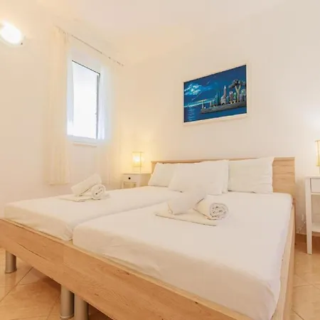 - Comfort One Bedroom H5 *