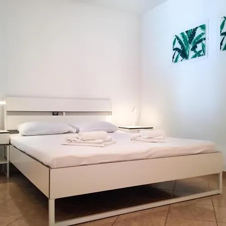 - Comfort One Bedroom H5 Apartment Lumbarda